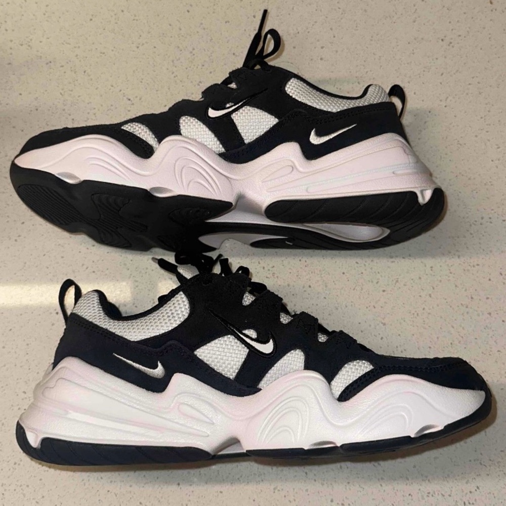 Nike tech hera men’s 7 - women’s 8.5 black and white
